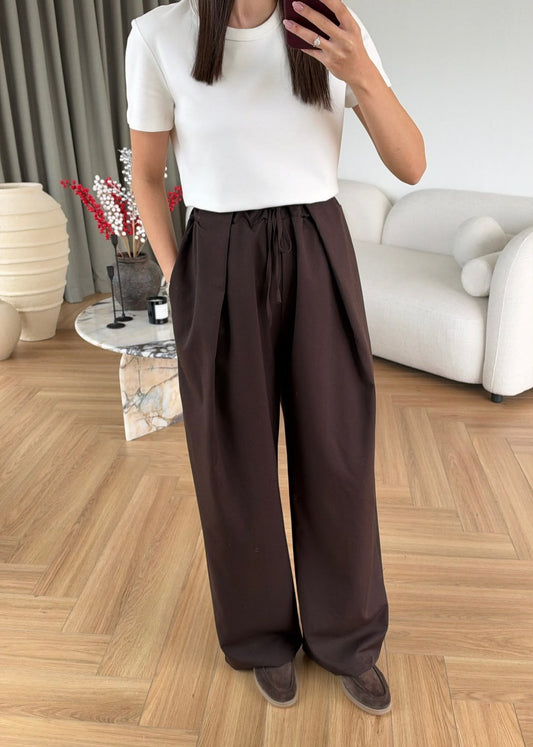Relaxed Pleated Wide Leg Trousers In Brown